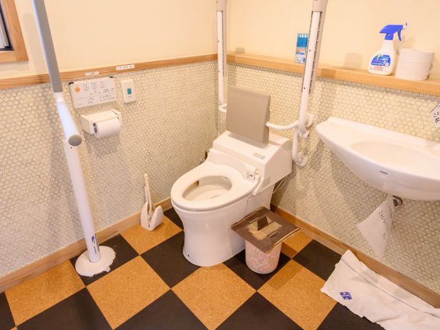 バリアフリートイレ設備 トイレ 手すり付きの清潔なトイレ空間です。安全かつ快適にご利用いただける工夫が施されています。