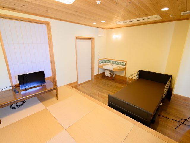 和モダンな居室 居室 暖かみのある木材と畳が調和した居室です。快適に過ごせるよう工夫された空間で、働く魅力も感じられます。