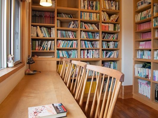 暖かい印象の読書スペース