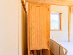 木製クローゼットと小窓