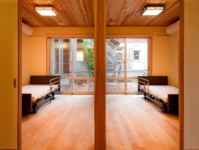 居心地の良い居室 居室 木のぬくもりが感じられる、ゆったりとした居室です。シンプルながら機能的なベッドが設置され、心地よい個人の空間を提供しています。