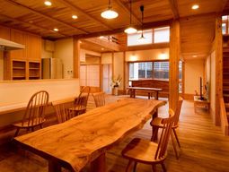 木の温もりあるダイニングルーム