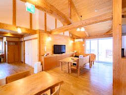 木目調の温かいラウンジ