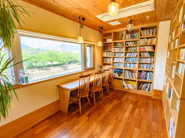 明るい読書スペース