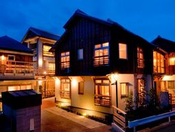 夕暮れに照らされる建物外観