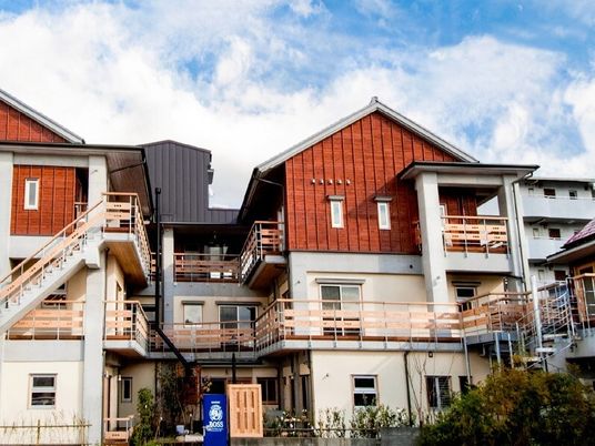 木目調の外観の建物
