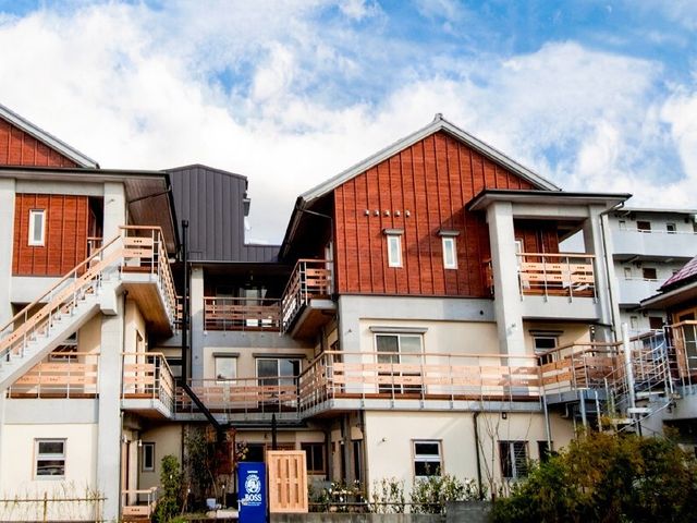 木目調の外観の建物 外観 落ち着いた色合いの建物は、広々としたバルコニーが付いており、開放感のある環境で毎日を過ごせそうです。