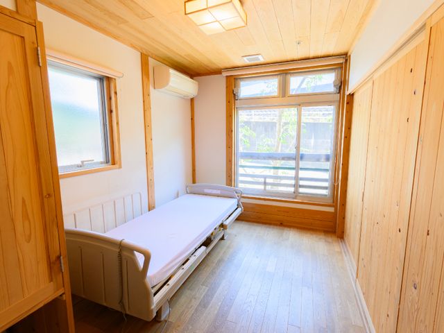 明るい居室の一例 居室 天井が高く、木目調の壁が温かみを感じさせる居室です。ゆとりあるスペースで快適な生活をお過ごしいただけます。
