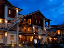 夕暮れ時の建物外観