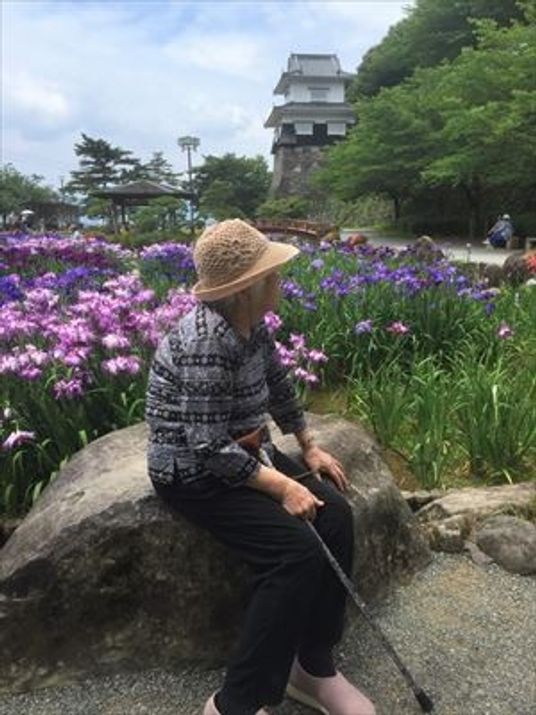 手入れされた庭園の高齢者介助