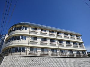 明るい建物の外観