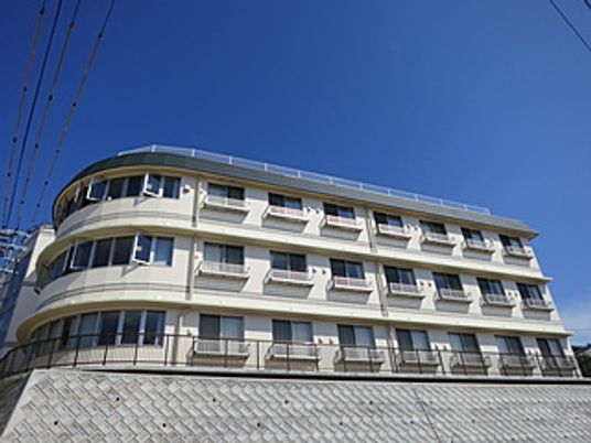 明るい建物の外観