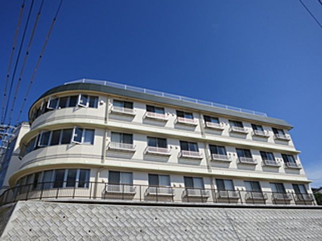 明るい建物の外観