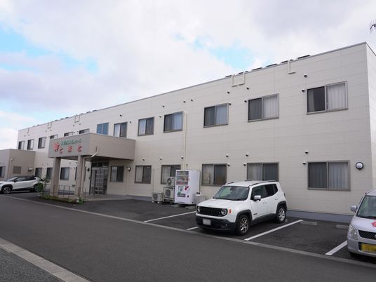 白い建物が特徴の外観