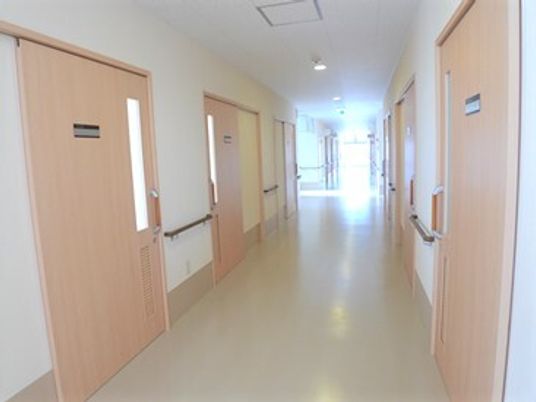 明るく広い廊下