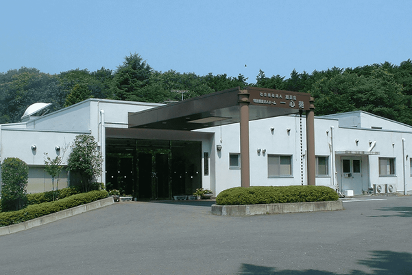 緑豊かな建物の外観