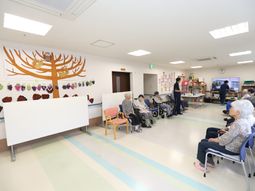 多目的室で過ごす人々