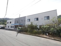 白壁の建物外観