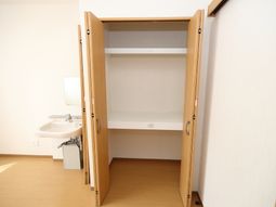 整然とした洗面台とクローゼット