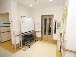 廊下に面したエレベーター前