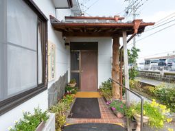 エントランスの花壇装飾