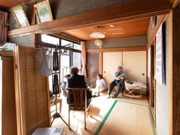 日差しが差し込む和室