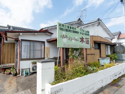 看板がある建物の外観