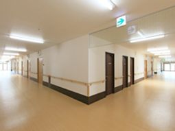 広々とした明るい廊下