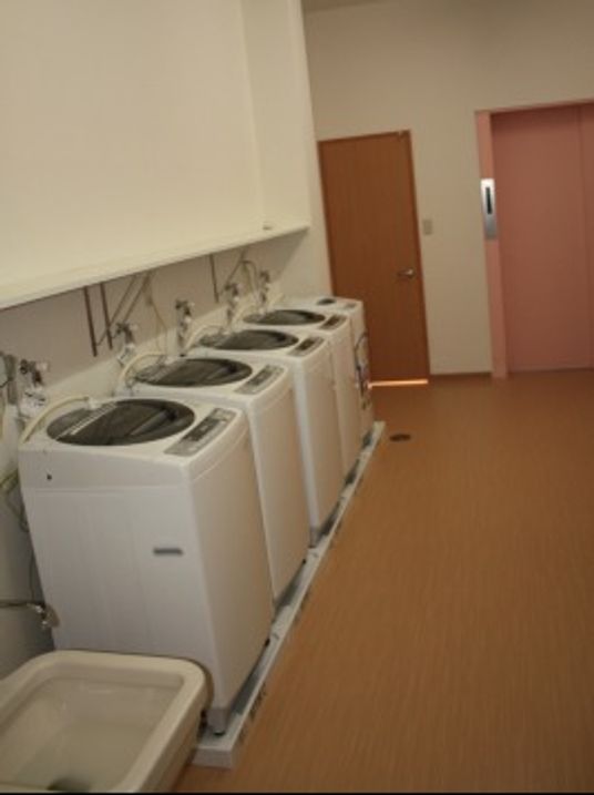 清潔な洗濯機並ぶ室内
