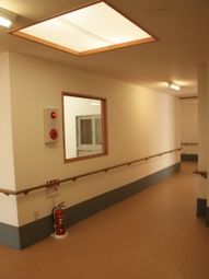 手すりと消火器のある廊下