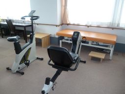 トレーニング機器とベンチ