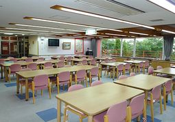 明るい食堂の光景