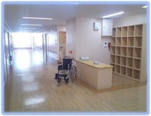 光が差し込む明るい廊下