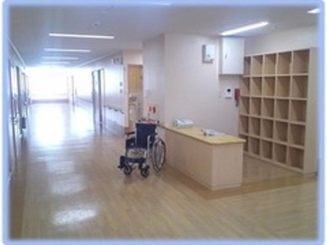 光が差し込む明るい廊下 廊下 車椅子の方も安心して移動できる広い廊下です。自然光がたくさん入る明るい環境になっています。