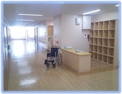 光が差し込む明るい廊下