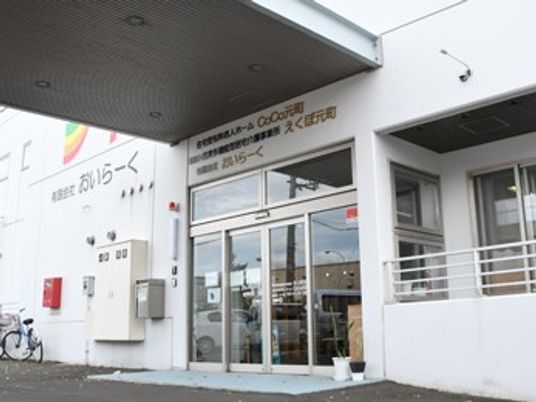白い建物のエントランス
