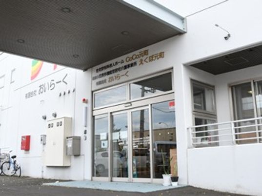 白い建物のエントランス