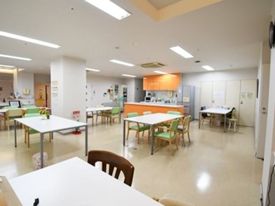 広々とした明るい食堂
