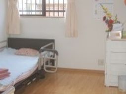 居室のベッドと家具