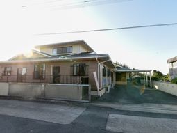 日差し照る門付き建物