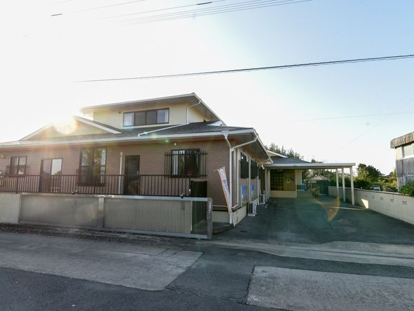 日差し照る門付き建物