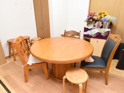 円卓と椅子の置かれた居室