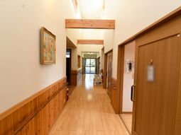 暖かみのある廊下景観