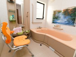 明るい浴室の断面図