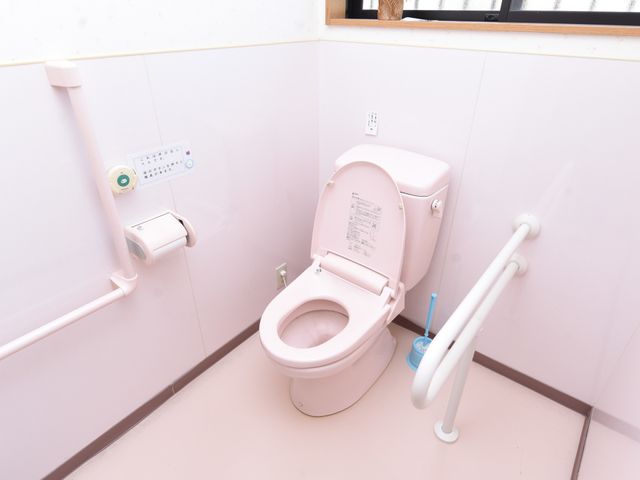 バリアフリートイレ設備 トイレ 手すり付きの安全なトイレです。身体の不自由な方も安心してご利用いただける工夫がなされています。