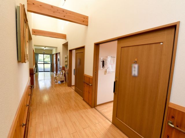 木目調の明るい廊下 廊下 木のぬくもりを感じる廊下は、ゆったりとした空間で移動も快適です。手すりも設置され、安心して歩ける環境が整っています。