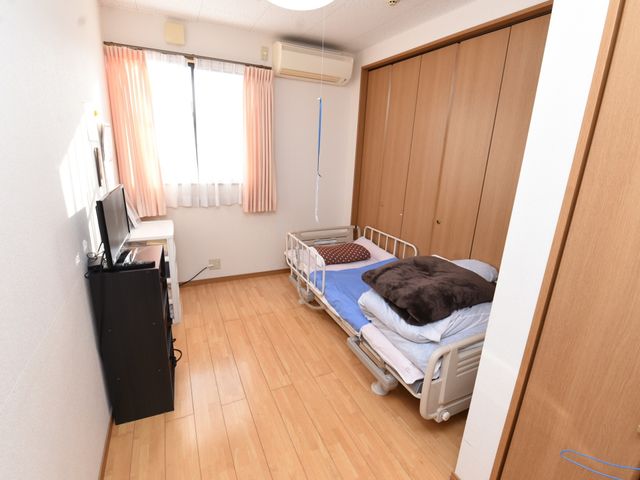 居心地の良い居室 居室 ゆったりとした居室には、個人のプライバシーが守られるよう配慮されています。窓から自然光が差し込み、明るい雰囲気でお過ごしいただけます。