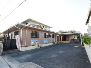 明るい外観のエントランス