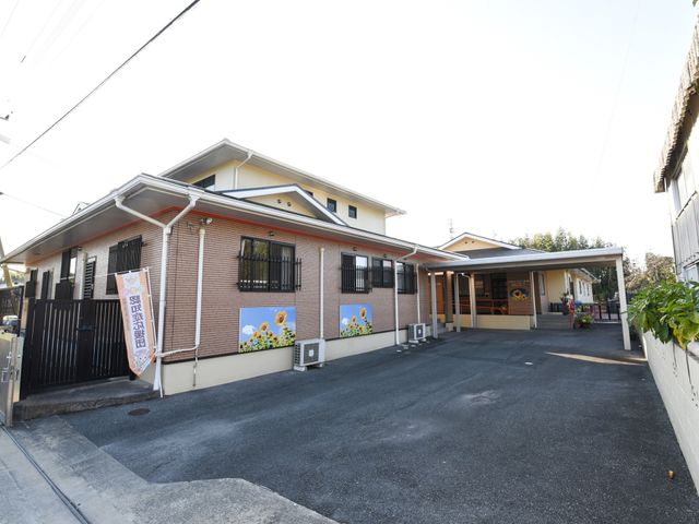 明るい外観のエントランス 外観 温かみのあるエントランスがお出迎え。開放的なアプローチが、日々の業務にやすらぎを提供します。