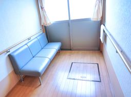 待合いのソファと窓